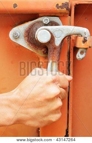 Provare ad aprire la porta laterale del vecchio camion