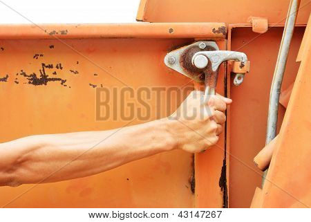 Provare ad aprire la vecchia porta laterale camion