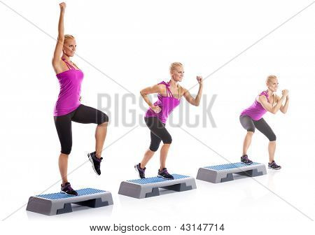 Smuk blond ung kvinde udfører trin aerobic motion