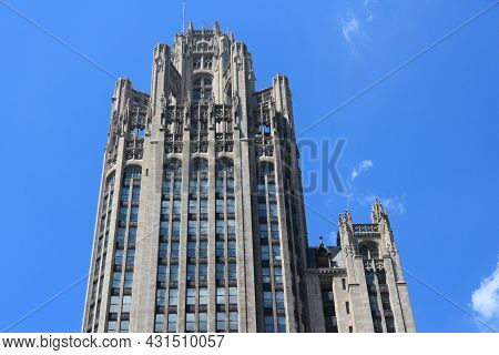 Chicago, Usa - June 27, 2013: Tribune Tower Neo-gothic Skyscraper In Chicago. It Is 462 Ft (141 M) T