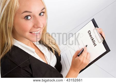 Giovane donna con Checklist sopra colpo di spalla
