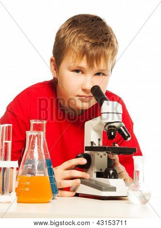 Ragazzo carino indoeuropeo In laboratorio