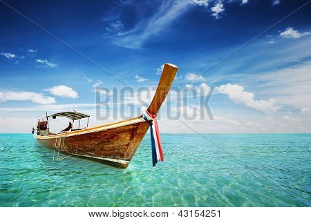 เรือหางยาวในทะเลไทย