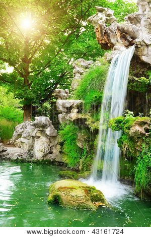 Cascada iluminada por el sol