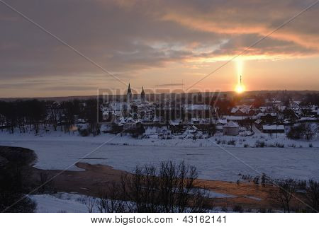 Fenomeno ottico da tramonto - luce pilastro (sole pilastro o pilastro solare) In Lettonia, Kuldīga
