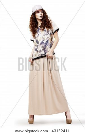 Modish femme glamour en robe Fashion et posant de Cap. Studio Shot