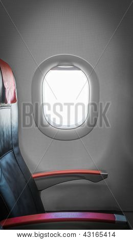 창 옆으로 비행기에서 승객 좌석입니다.