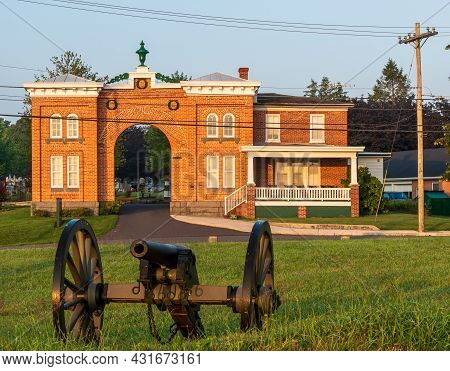 Gettysburg, Pennsylvania, Usa August 27, 2021 A Cannon On The Battlefield In Front Of The Gatehouse 