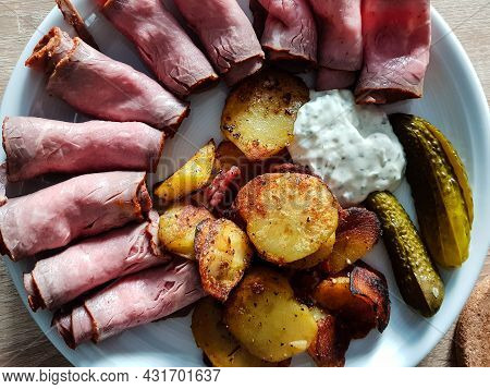 Roastbeef With Fried Potatoes An Remoulade Sauce