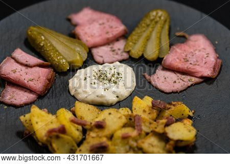 Roastbeef With Fried Potatoes An Remoulade Sauce