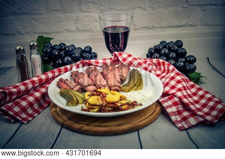 Roastbeef With Fried Potatoes An Remoulade Sauce