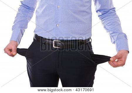 Uomo d'affari giovane tirando fuori le tasche vuote.