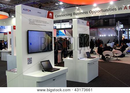 Hannover - březen 9: Stojan Huawei na 9 březnu 2013 na CeBITu počítač Expo