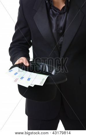 모자에 돈을 받을합니다