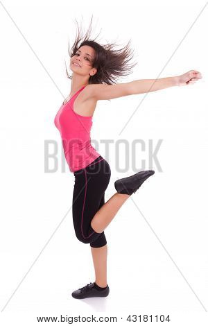 Fitness caucásico hermosa joven mujer bailando