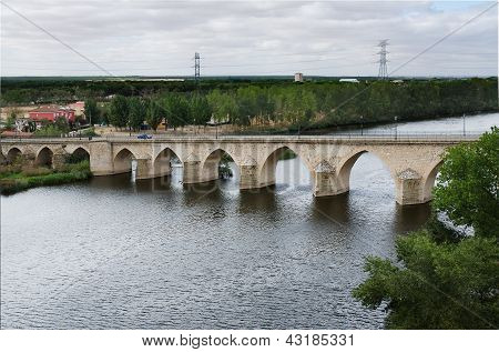 BrÃ¼cke des 12.Jahrhunderts, Simancas, Spanien