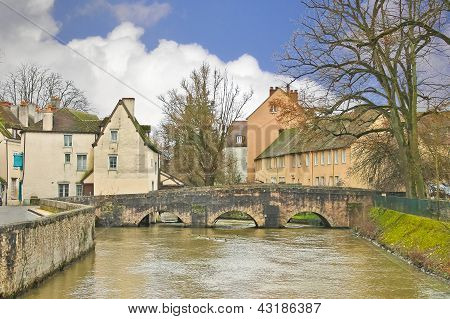 Ponte velha na cidade francesa de Chartres.