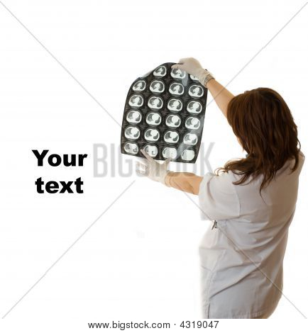 Doktor žena při pohledu na RTG plic