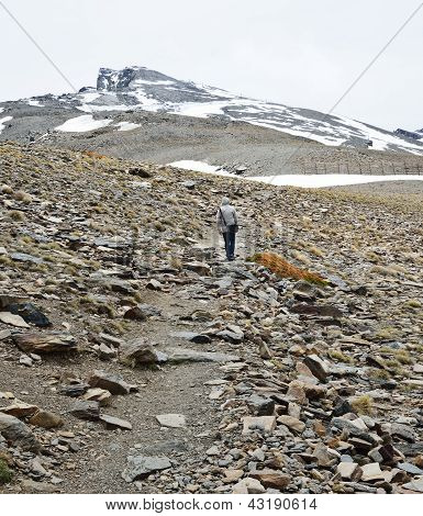 Turysta, wspinaczka do szczytu Veleta w górach Sierra Nevada