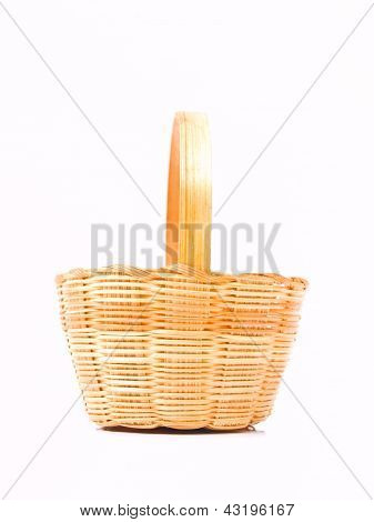 Un cesto di vimini giallo isolato On White Background
