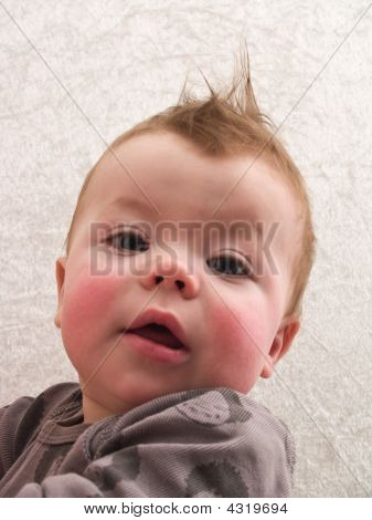 Portræt af overrasket Baby dreng