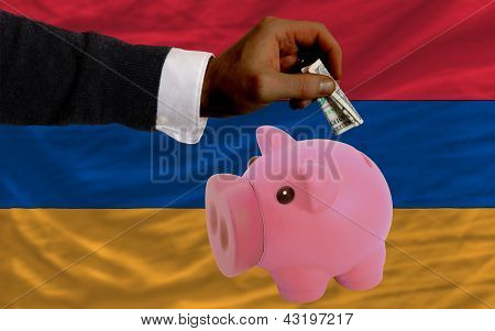 Dolar zengin kumbara ve Ermenistan Ulusal bayrak