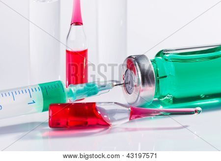 앰 풀과 화이트에 주사기로 주입 준비