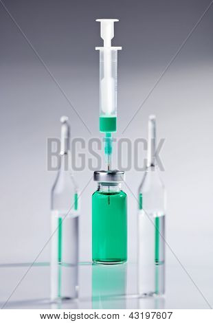 화이트에 Ampulas 및 주사기 매크로 아직도 인생