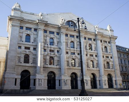Palazzo della Borsa. tauschen Sie aus, aufbauend auf Dramatischer Himmel, Mailand