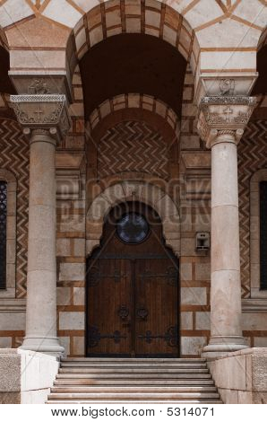 Kilise kapı ahşap kapı ve karmaşık Metal menteşeler.