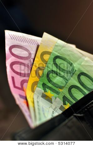 Czarny, skórzany portfel i 900 euro