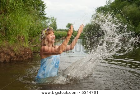 Chica jugando en el agua