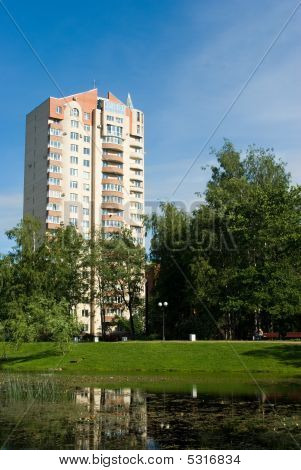 Modern lakó ház közelében city Park a tó
