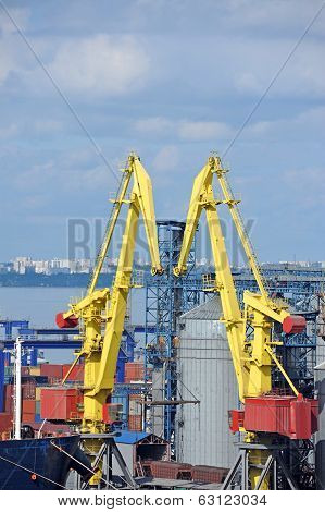 Cargo crane, ship and grain dryer