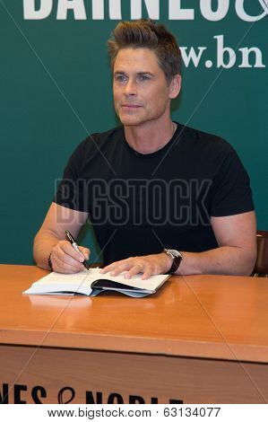 NEW YORK-APR 9: Actor Rob Lowe attends the book signing of 