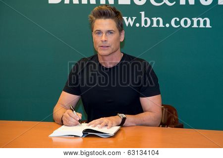 NEW YORK-APR 9: Actor Rob Lowe attends the book signing of 