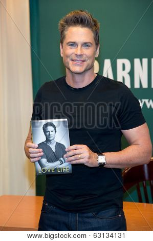 NEW YORK-APR 9: Actor Rob Lowe attends the book signing of 
