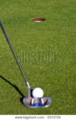 Golfeur alignant un Putt court en mettant l'accent sur le trou