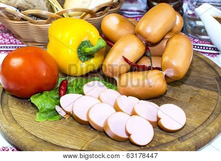 sausages on a wooden plate with vegetables in a restaurant