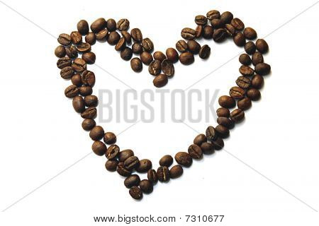 Cœur composé de grains de café allongé sur le fond blanc