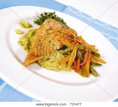 Salmone con avocado 