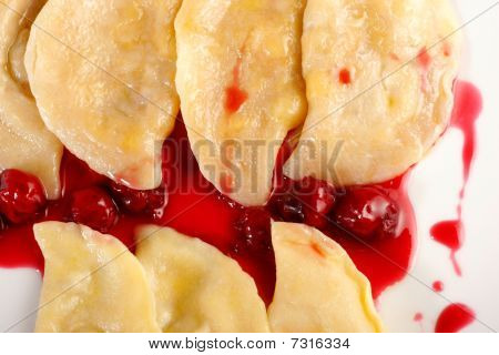 Ukraińskiej narodowej danie chociaż (pierogi) z Cherry zbliżenie