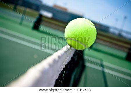 Tennisboll slå upp på nätet