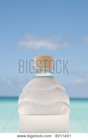 Koude fles Water op strand