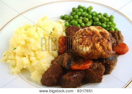 Stuvet bøf og bolle middag