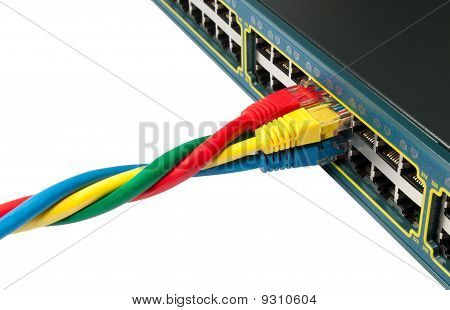 Kable sieciowe skrętki Ethernet podłączony do koncentratora, przełącznika
