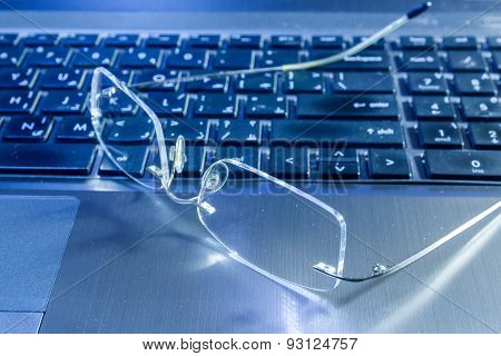 Spectacle on a Laptop