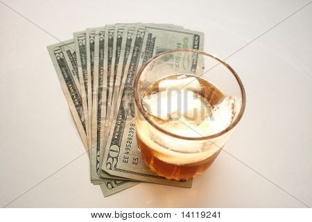 Glas Alkohol mit Dollarnoten