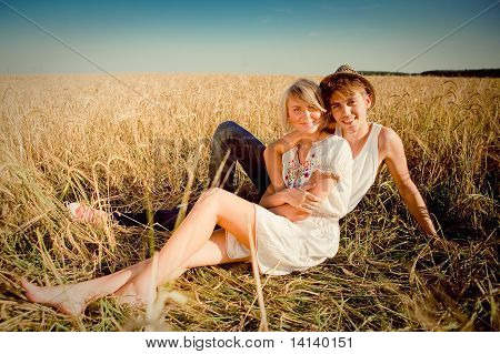 Beeld van jonge man en vrouw op tarweveld