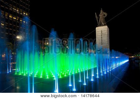 Schuine groene fontein Yi Sun-sin standbeeld